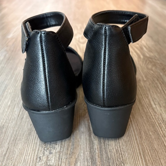 NATURALIZER STRAPPY BLACK FAUX LEATHER OPEN TOE BLACK SANDAL 7.5 LIKE NEW - Picture 7 of 12